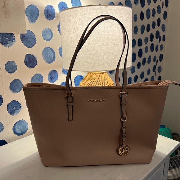 Micheal Kors Baby Soft pink large tote with gold hardware zipper - Picture 11 of 14